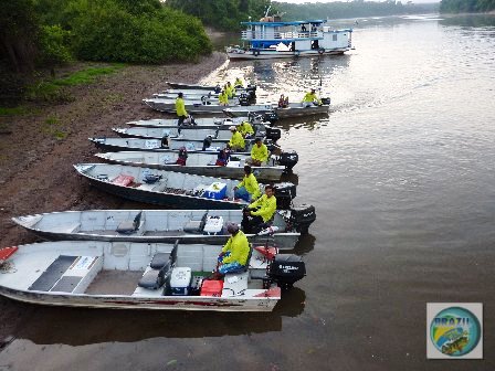 Fotos da cabine de comando e dos equipamentos e pessoal de apoio que acompanham o barco hotel TUMBIRA